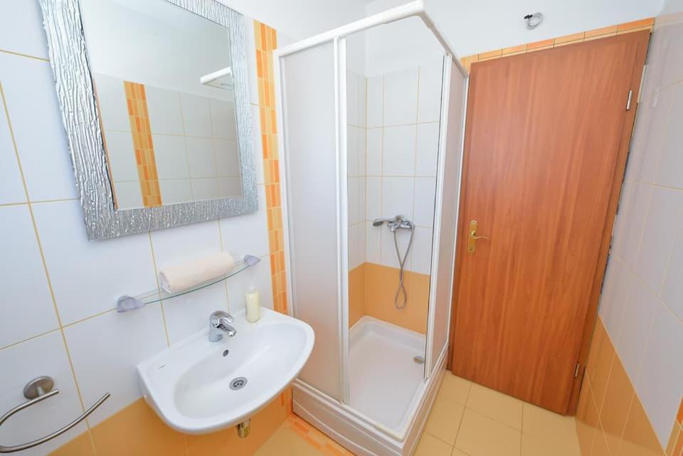 Sreca Apartment Near Beach With Bbq Bibinje Zewnętrze zdjęcie