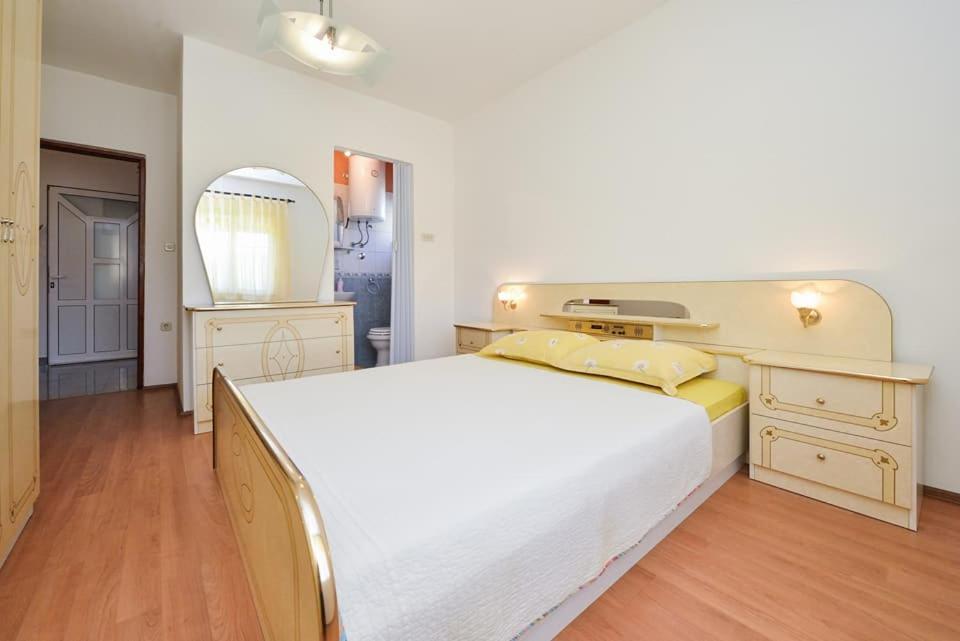 Sreca Apartment Near Beach With Bbq Bibinje Zewnętrze zdjęcie